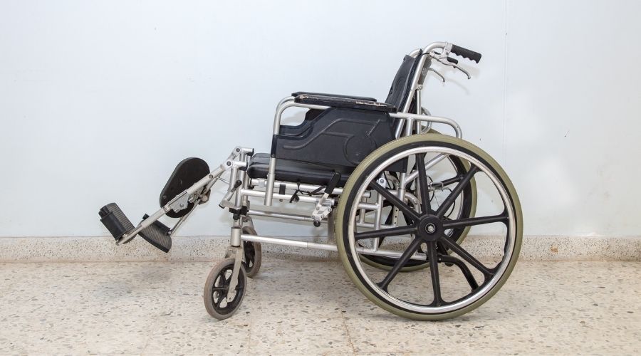 A manual wheelchair with swing-away footrests